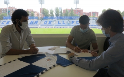 Adri Cuevas, signant el contracte de renovació amb el Sabadell | CE Sabadell